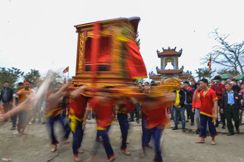 Nghi lễ rước kiệu dưới nước kỳ lạ ở Thái Bình